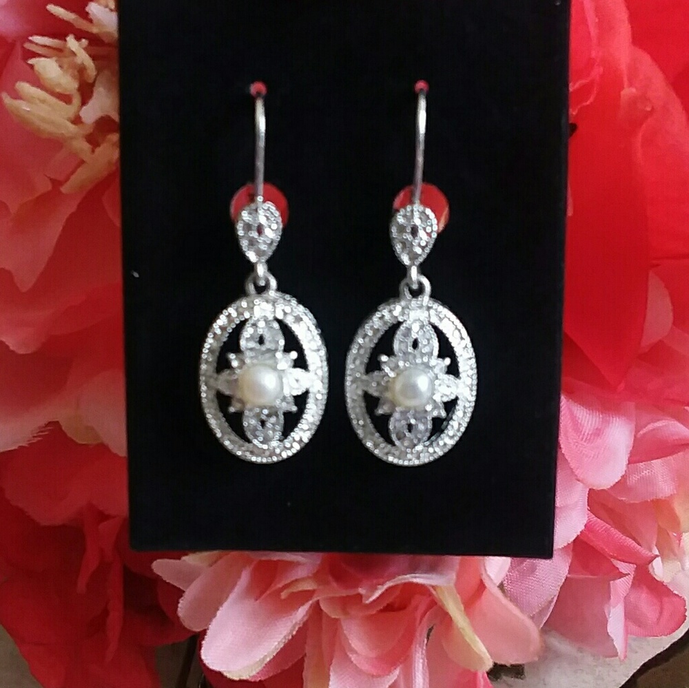 Maripoza Freshwater Pearl Leverback Earrings. NWOT